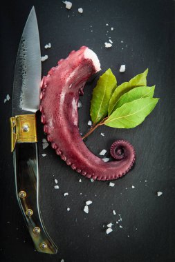 Tahta tabakta ahtapot pişirdim. Baharatlı baharatlar.