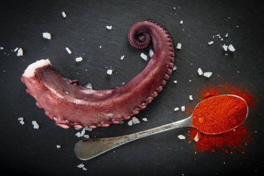 Tahta tabakta ahtapot pişirdim. Baharatlı baharatlar.