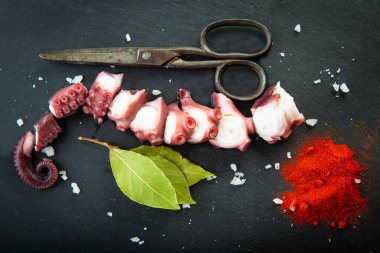 Tahta tabakta ahtapot pişirdim. Baharatlı baharatlar.