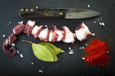 Tahta tabakta ahtapot pişirdim. Baharatlı baharatlar.