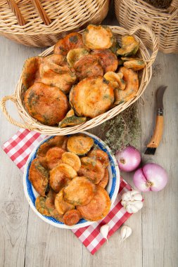 Safran süt kapakları ya da mutfak masasındaki sepet ve kaselerde kırmızı çam mantarları.