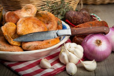 Safran süt kapakları mutfak masasında İspanyol sosisleri.