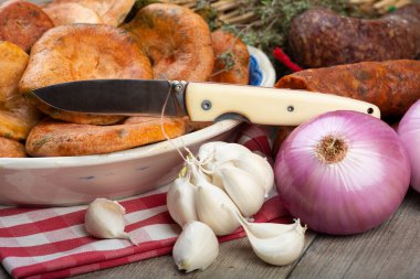 Safran süt kapakları mutfak masasında İspanyol sosisleri.