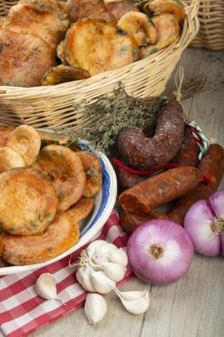 Safran süt kapakları mutfak masasında İspanyol sosisleri.