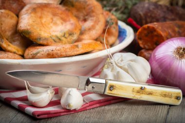 Safran süt kapakları mutfak masasında İspanyol sosisleri.