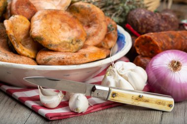 Safran süt kapakları mutfak masasında İspanyol sosisleri.