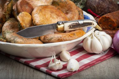 Safran süt kapakları mutfak masasında İspanyol sosisleri.