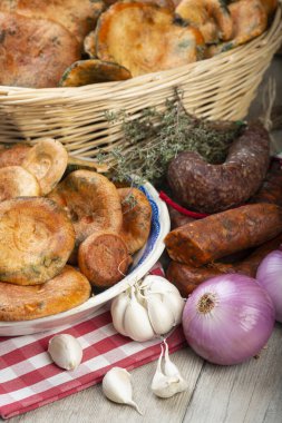 Safran süt kapakları mutfak masasında İspanyol sosisleri.