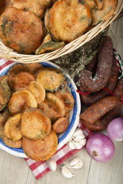 Safran süt kapakları mutfak masasında İspanyol sosisleri.