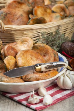 Safran süt kapakları mutfak masasında İspanyol sosisleri.