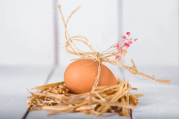 Uovo Pasqua Decorato Uno Sfondo Legno Bianco — Foto Stock