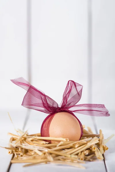 Uovo Pasqua Decorato Uno Sfondo Legno Bianco — Foto Stock