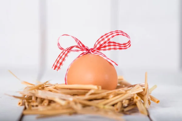 Uovo Pasqua Decorato Uno Sfondo Legno Bianco — Foto Stock