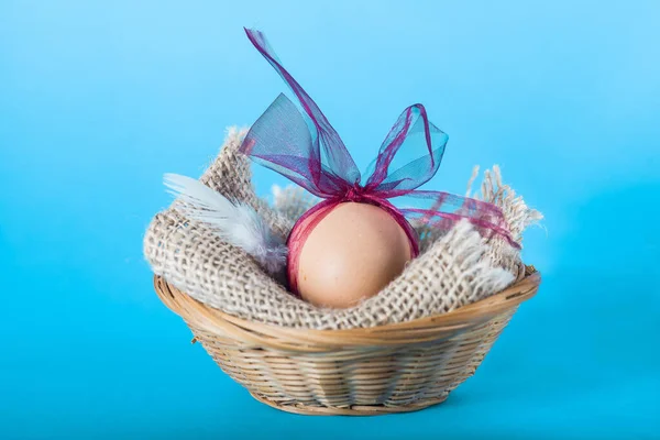 Uovo Pasqua Decorato Regalo Sfondo Blu — Foto Stock