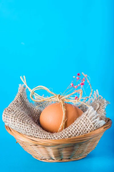 Œuf Pâques Décoré Pour Cadeau Sur Fond Bleu — Photo