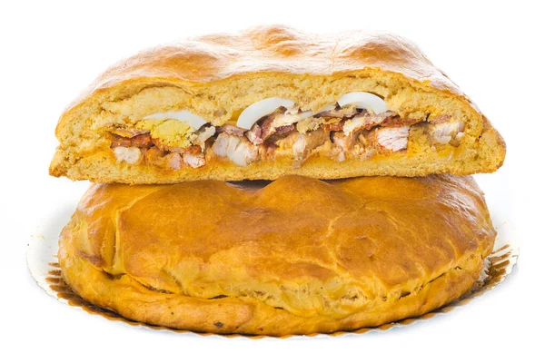 スペインの郷土料理 ホルナゾ 白を基調とした豚肉と卵が閉じ込められた詰めパン — ストック写真
