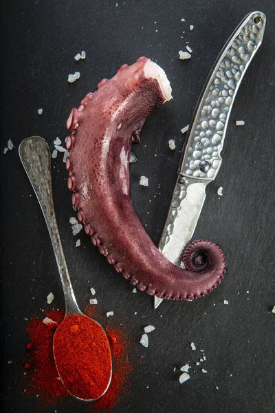 Tahta tabakta ahtapot pişirdim. Baharatlı baharatlar.