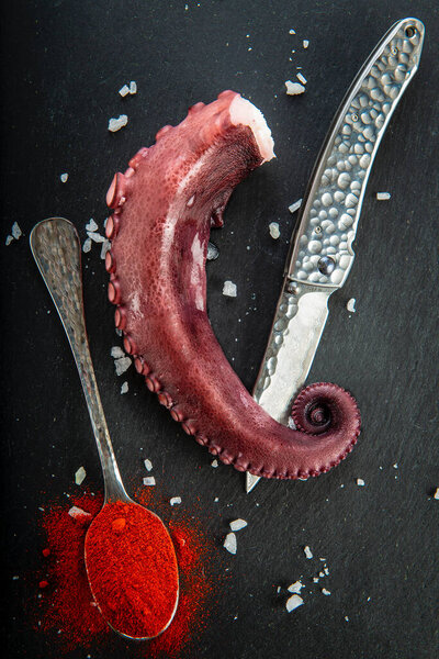 Сваренный осьминог над шифер пластины украшены остроумие специи