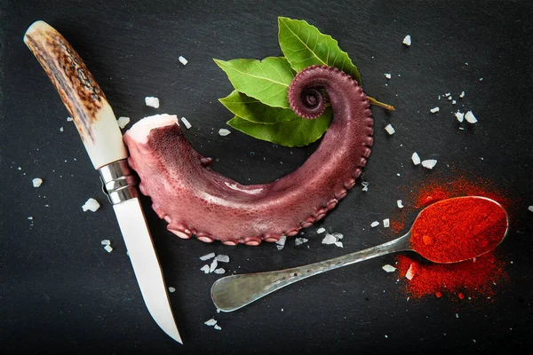 Tahta tabakta ahtapot pişirdim. Baharatlı baharatlar.