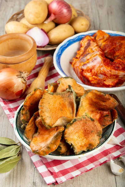 Gorras Leche Azafrán Con Patatas Costillas Cerdo Mesa Cocina — Foto de Stock