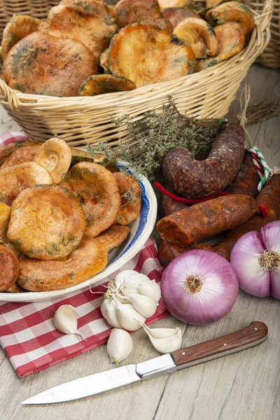 Czapeczki Mleko Szafranowe Hiszpańskie Kiełbaski Stole Kuchennym — Zdjęcie stockowe