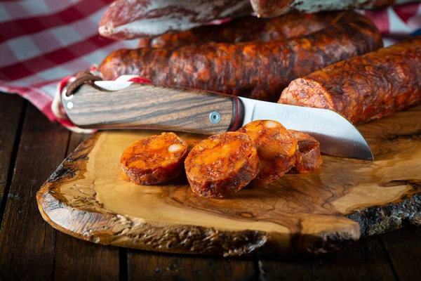 Verschiedene Spanische Chorizo Und Würstchen Mit Einem Messer Scheiben Schneiden — Stockfoto