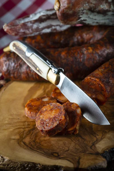 Variedad Chorizo Embutidos Españoles Ingenio Cuchillo Para Cortarlos — Foto de Stock