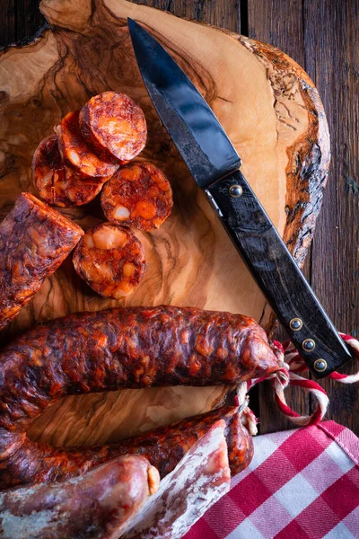Variedad Chorizo Embutidos Españoles Ingenio Cuchillo Para Cortarlos — Foto de Stock