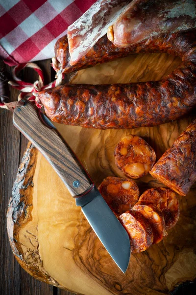 Verschiedene Spanische Chorizo Und Würstchen Mit Einem Messer Scheiben Schneiden — Stockfoto