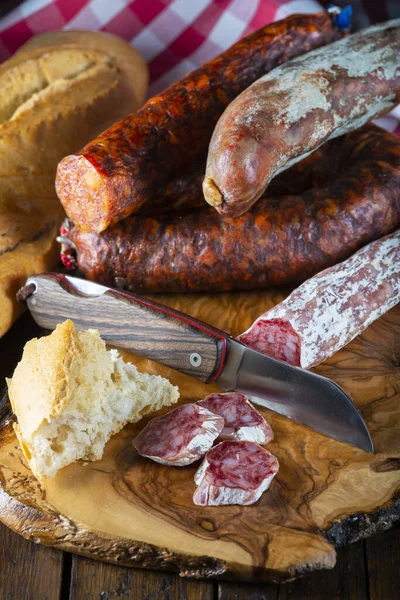 Variedad Chorizo Embutidos Españoles Ingenio Cuchillo Para Cortarlos — Foto de Stock