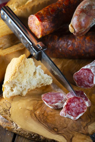 Varietà Chorizo Spagnolo Salsicce Con Coltello Affettarli — Foto Stock