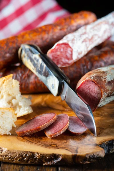 Variedad Chorizo Embutidos Españoles Ingenio Cuchillo Para Cortarlos — Foto de Stock