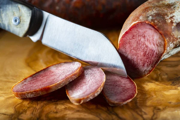 Verschiedene Spanische Chorizo Und Würstchen Mit Einem Messer Scheiben Schneiden — Stockfoto