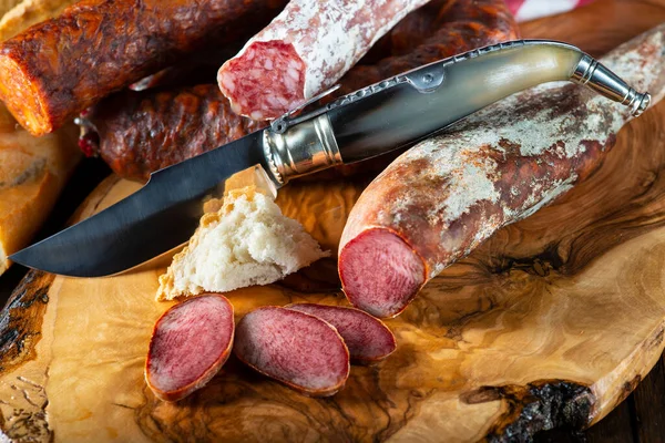 Variedad Chorizo Embutidos Españoles Ingenio Cuchillo Para Cortarlos — Foto de Stock