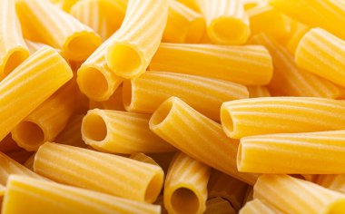 Sağlıklı pişirmek için çiğ tortiglioni makarnası.