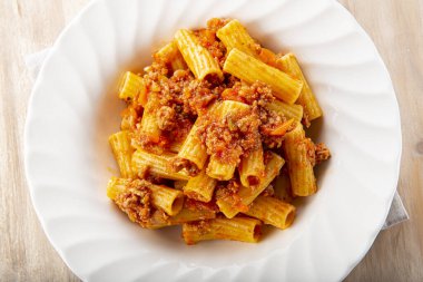 Cehennem gibi yemek için tortiglioni bolonez makarna.