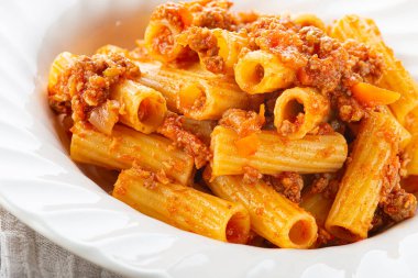 Cehennem gibi yemek için tortiglioni bolonez makarna.