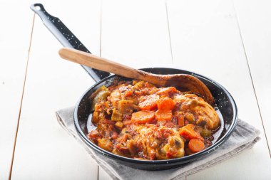 Tavuklu cacciatore tabağı.