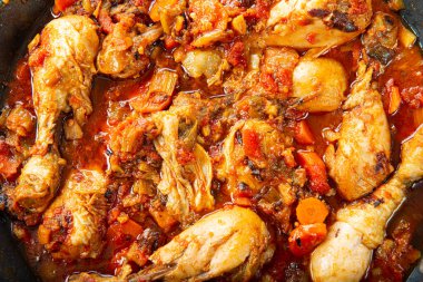 Tavuklu cacciatore tabağı.