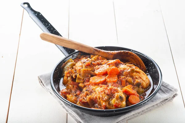 Padella Con Cacciatore Pollo Sul Tavolo — Foto Stock