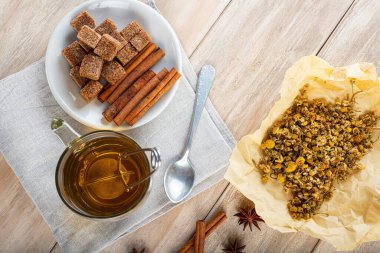 Sıcak papatya çayı, yabani çiçeklerden yapılır.