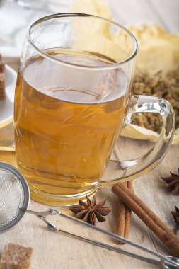 Sıcak papatya çayı, yabani çiçeklerden yapılır.