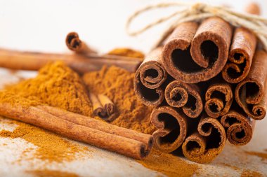 Tarçın çubukları ve yer tozu.