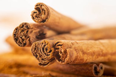 Tarçın çubukları ve yer tozu.