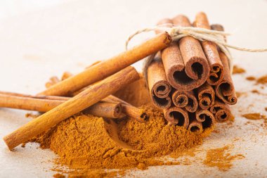 Tarçın çubukları ve yer tozu.