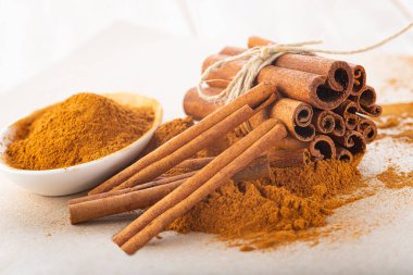 Tarçın çubukları ve yer tozu.