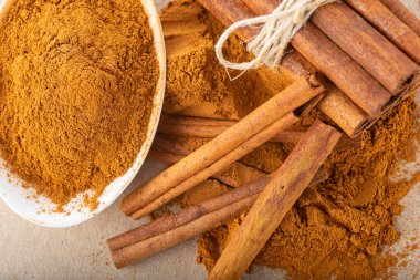 Tarçın çubukları ve yer tozu.