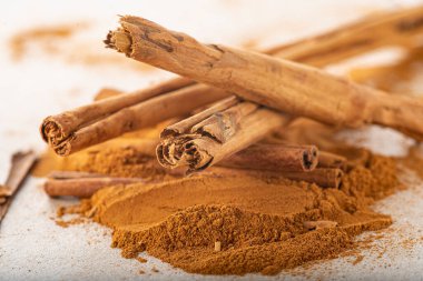 Tarçın çubukları ve yer tozu.