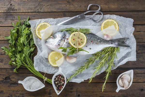 Pescado fresco con hierbas y especias listo para cocinar —  Fotos de Stock