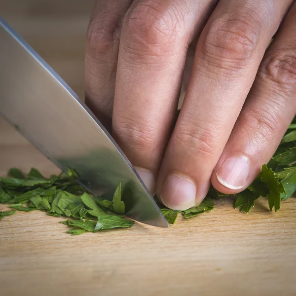 Chef-kok hakken Peterselie bladeren — Stockfoto